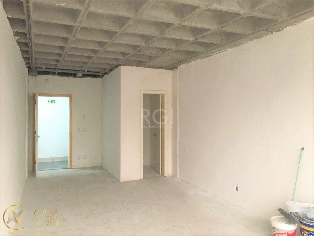 Sala Comercial à venda , 32m², Avenida Teixeira Mendes no bairro Chácara das Pedras em Porto Alegre