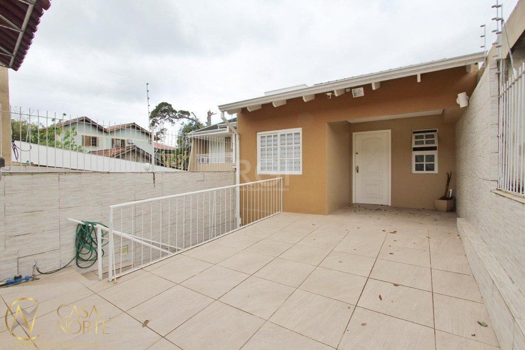 Casa à venda com 2 quartos, 198m², 1 suíte, 2 vagas, Rua Felizardo de Farias no bairro Medianeira em Porto Alegre