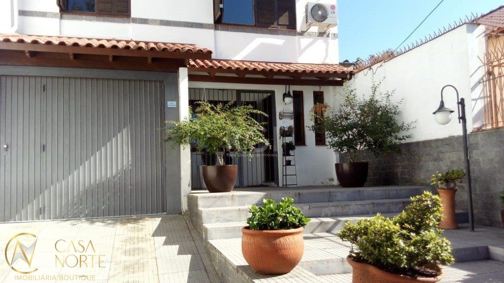 Casa à venda com 3 quartos, 240m², 1 suíte, 3 vagas, Rua Augusto Attilio Giordani no bairro São Sebastião em Porto Alegre