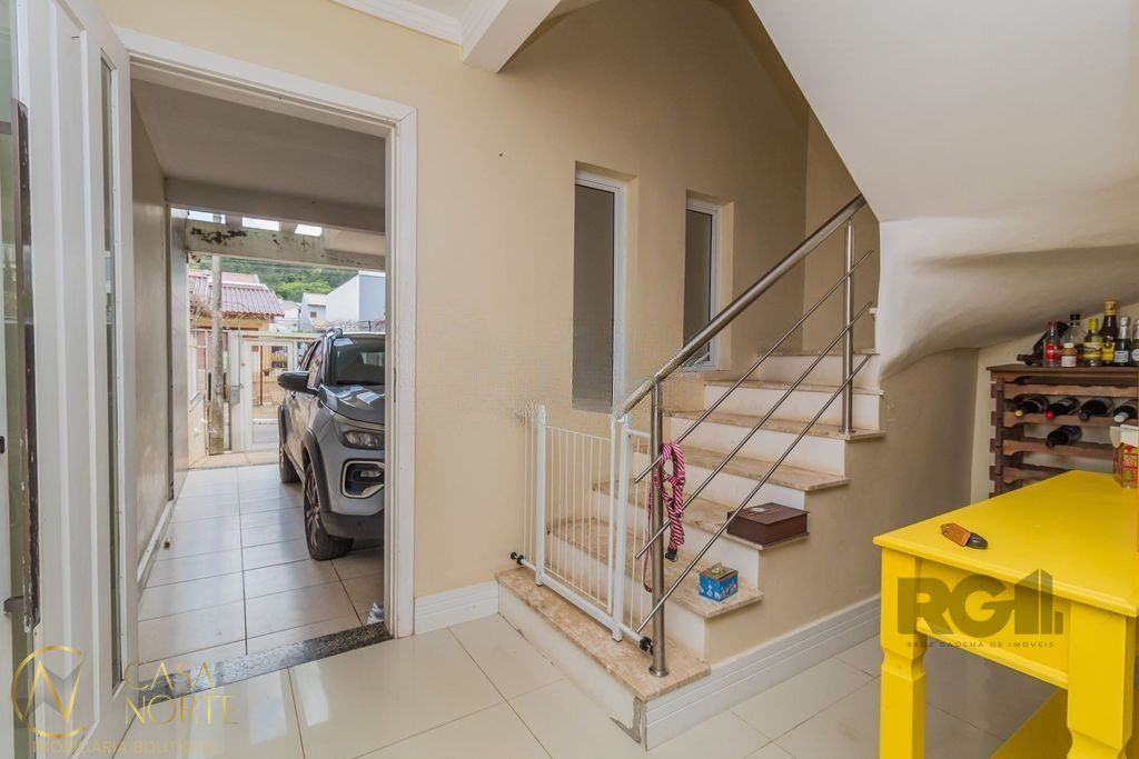 Casa à venda com 3 quartos, 165m², 1 suíte, 2 vagas, Rua Danton Krás Borges no bairro Guarujá em Porto Alegre