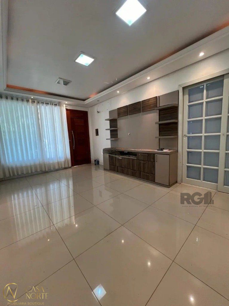 Casa à venda com 3 quartos, 173m², 3 vagas, Rua Octávio Sagebin no bairro Parque Santa Fé em Porto Alegre