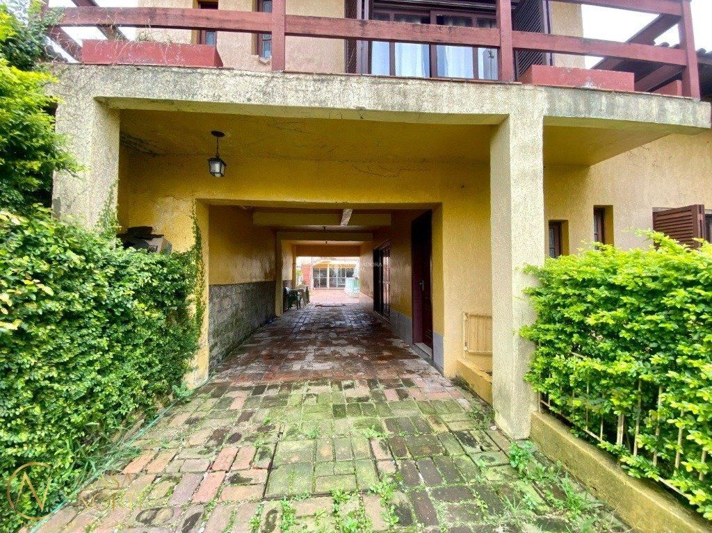 Casa à venda com 3 quartos, 295m², 1 suíte, 4 vagas, Rua Agulhas Negras no bairro Coronel Aparício Borges em Porto Alegre