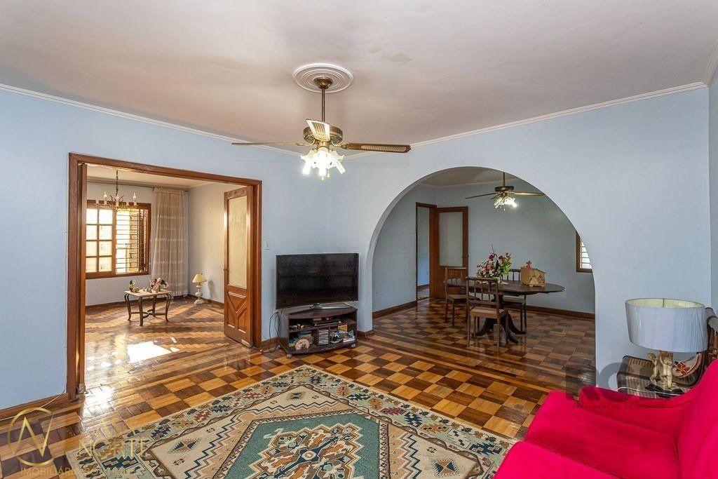 Casa à venda com 4 quartos, 216m², 1 suíte, 5 vagas, Rua Padre Todesco no bairro Partenon em Porto Alegre