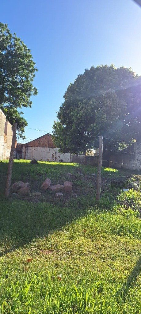 Terreno à venda  com 311m², Rua Alfredo Varela no bairro Teresópolis em Porto Alegre