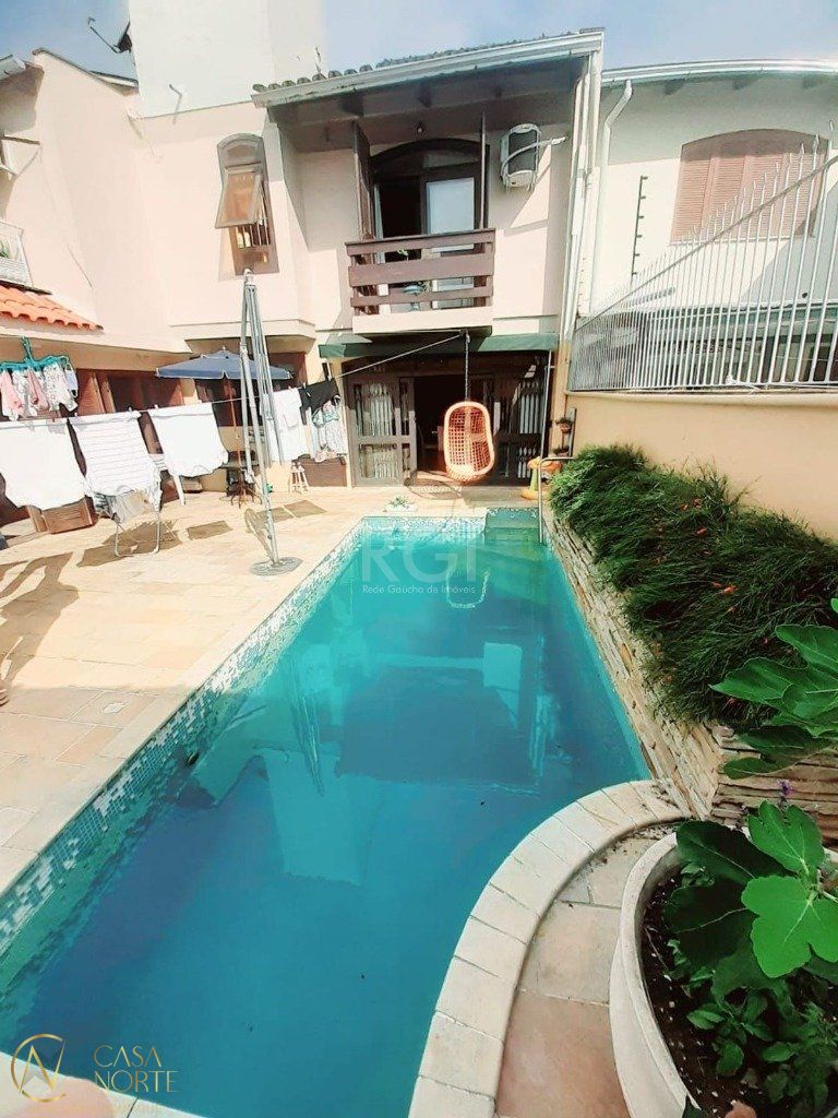 Casa à venda com 4 quartos, 260m², 1 suíte, 4 vagas, Rua Xavier da Cunha no bairro Nonoai em Porto Alegre