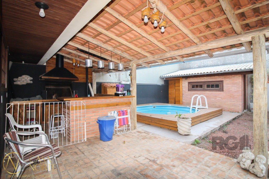 Casa à venda com 3 quartos, 185m², 1 suíte, 5 vagas, Rua Honorato Toniolo no bairro Aberta dos Morros em Porto Alegre
