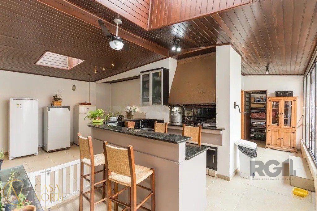 Casa à venda com 3 quartos, 277m², 3 suítes, 5 vagas, Avenida Montreal no bairro Jardim Lindóia em Porto Alegre