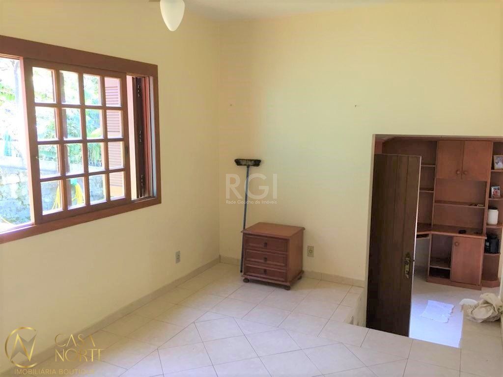 Casa à venda com 3 quartos, 200m², 1 suíte, 2 vagas, Rua Pedro de Oliveira Franca no bairro Hípica em Porto Alegre