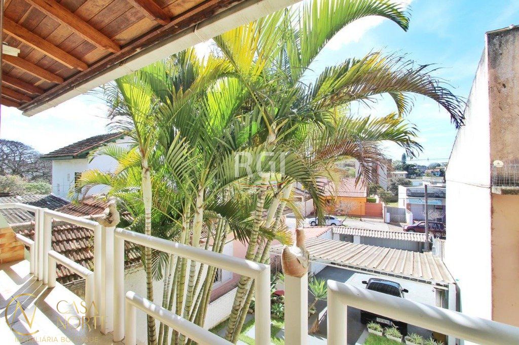 Casa à venda com 5 quartos, 260m², 2 suítes, 4 vagas, Rua Professor Carvalho Freitas no bairro Teresópolis em Porto Alegre