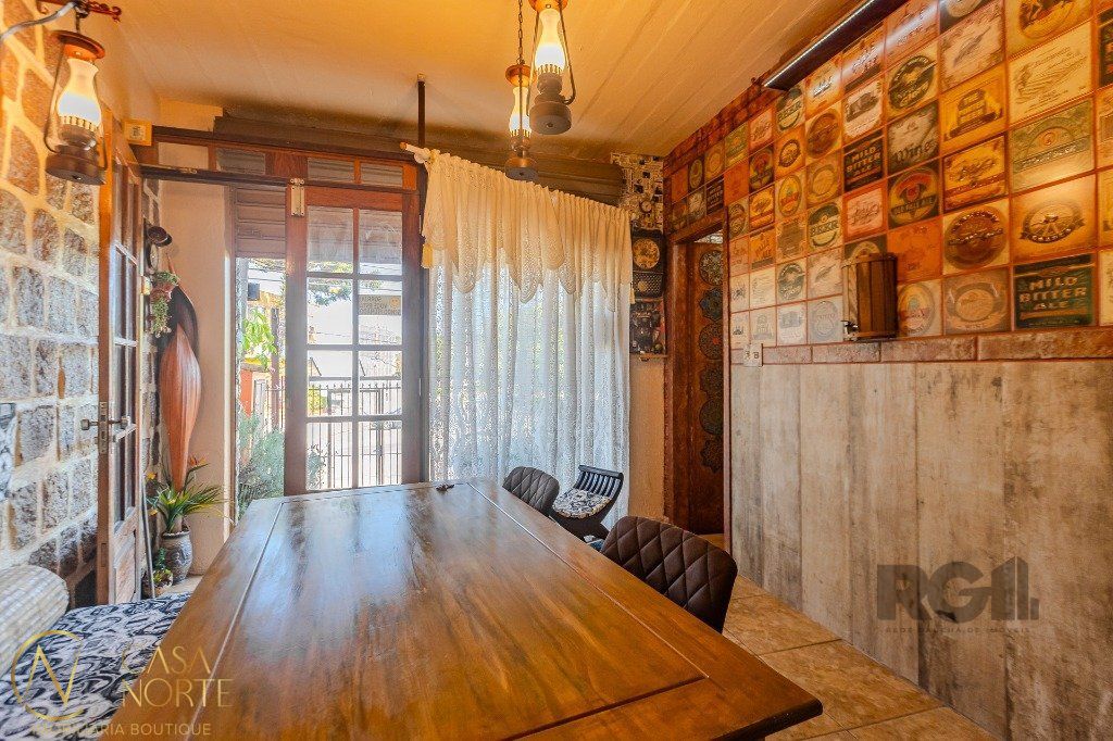 Casa à venda com 4 quartos, 328m², 2 suítes, 2 vagas, Rua Doutor Barbosa Gonçalves no bairro Chácara das Pedras em Porto Alegre