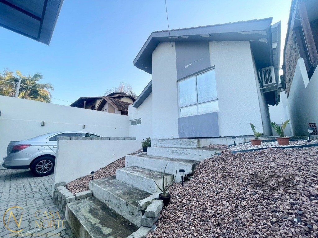 Casa à venda com 2 quartos, 103m², 1 suíte, 1 vaga, Rua Guadalajara no bairro Jardim Sabará em Porto Alegre