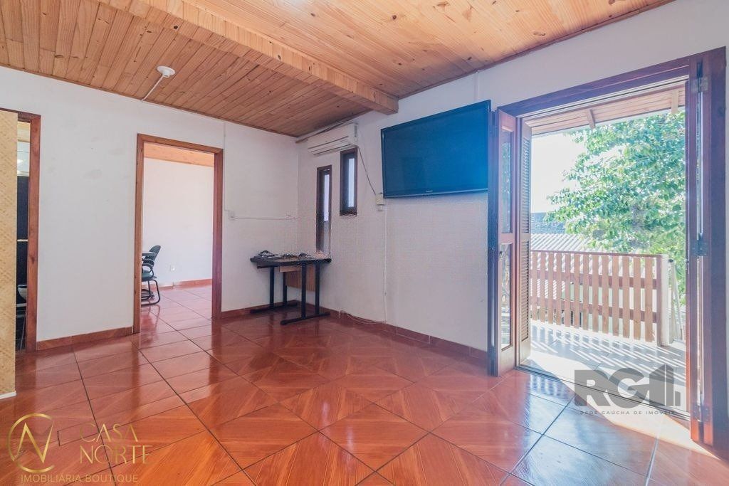 Casa à venda com 4 quartos, 189m², 3 vagas, Avenida General Emílio Lúcio Esteves no bairro Santa Maria Goretti em Porto Alegre