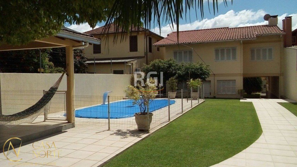 Casa à venda com 4 quartos, 300m², 2 suítes, 4 vagas, Rua Oscar Schneider no bairro Medianeira em Porto Alegre