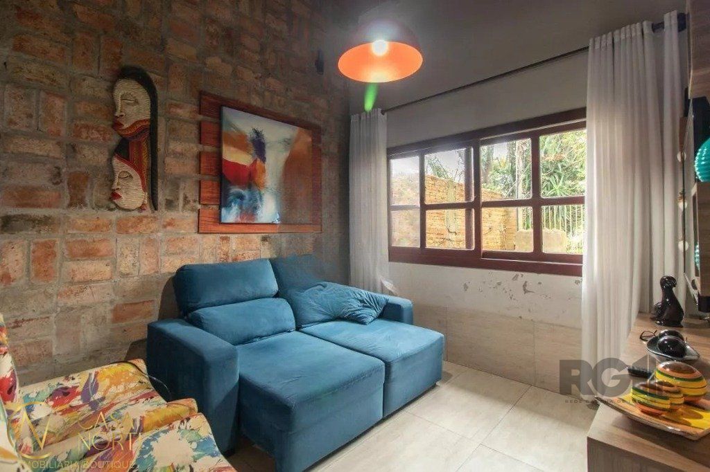 Casa à venda com 3 quartos, 295m², 1 suíte, 4 vagas, Rua Agulhas Negras no bairro Coronel Aparício Borges em Porto Alegre