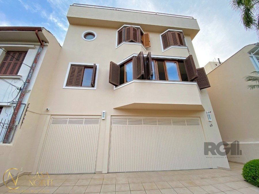 Casa à venda com 3 quartos, 465m², 5 vagas, Rua Professor Juvenal Miler no bairro Rio Branco em Porto Alegre