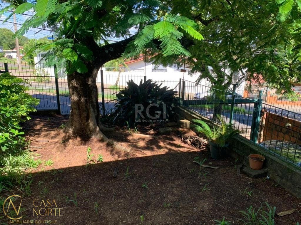 Casa à venda com 2 quartos, 140m², 1 suíte, 2 vagas, Rua Sepe Tiaraju no bairro Medianeira em Porto Alegre