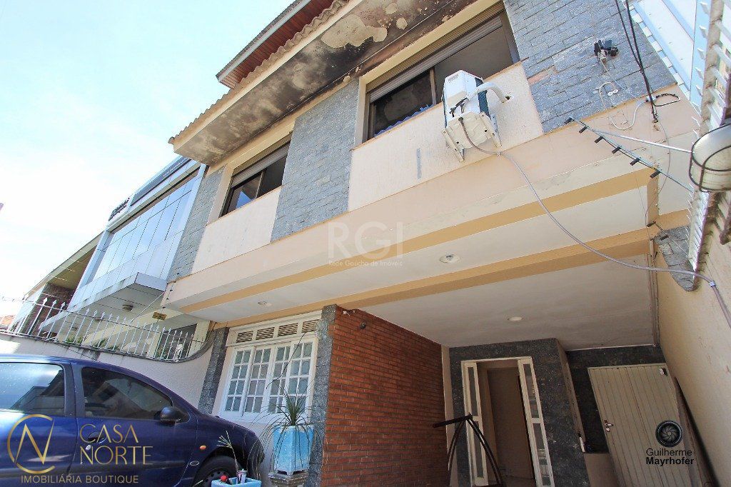 Casa à venda com 6 quartos, 300m², 1 suíte, 3 vagas, Rua Comendador Rodolfo Gomes no bairro Menino Deus em Porto Alegre
