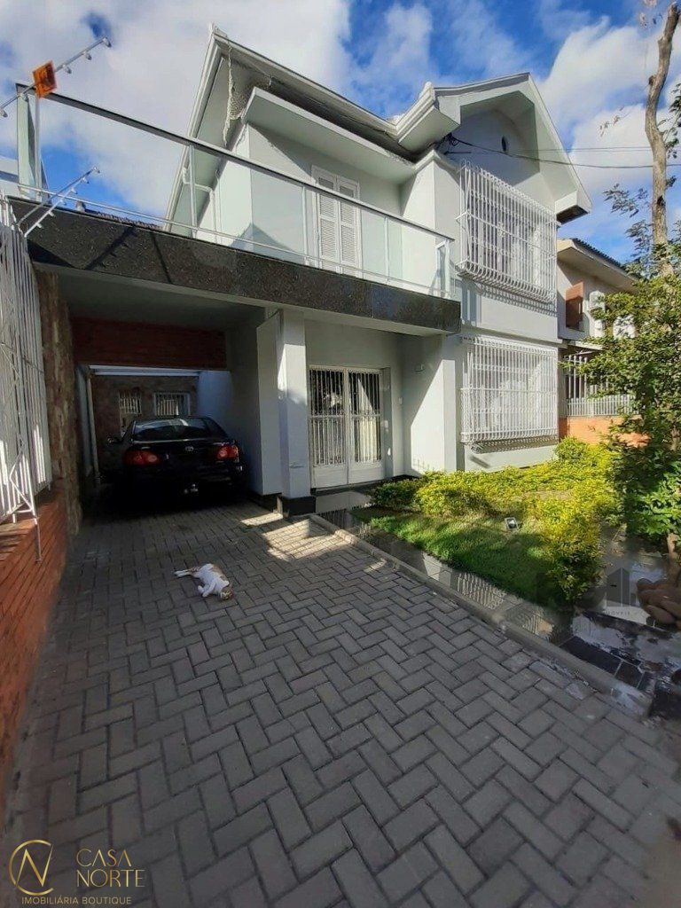 Casa à venda com 4 quartos, 251m², 1 suíte, 2 vagas, Rua Germano Hasslocher no bairro Azenha em Porto Alegre