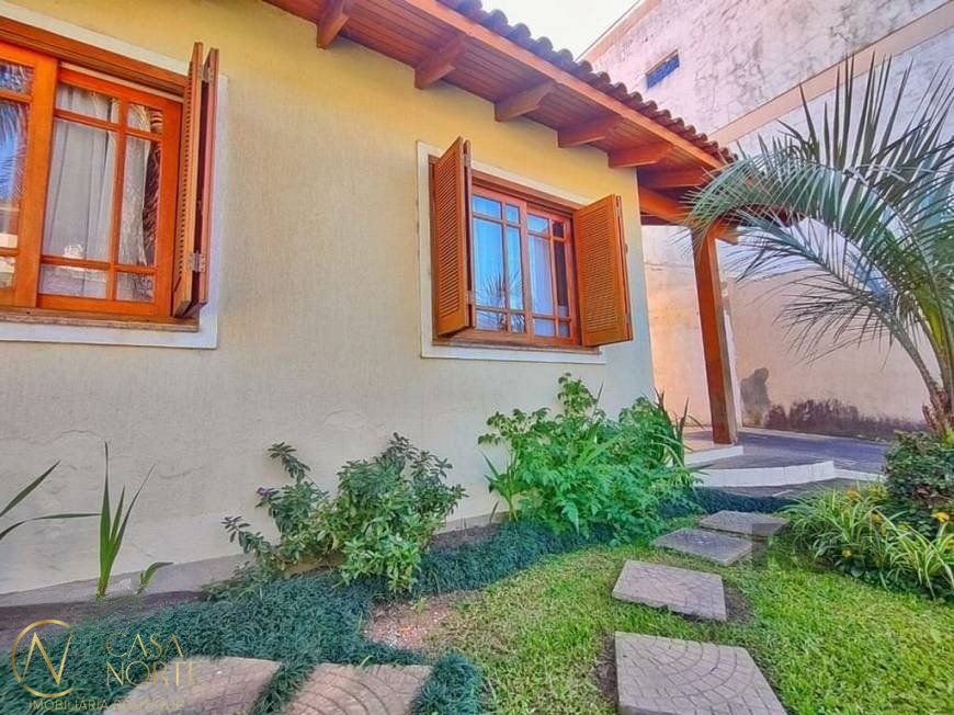 Casa à venda com 3 quartos, 99m², 1 suíte, 3 vagas, Rua Candido Portinari no bairro São Sebastião em Porto Alegre