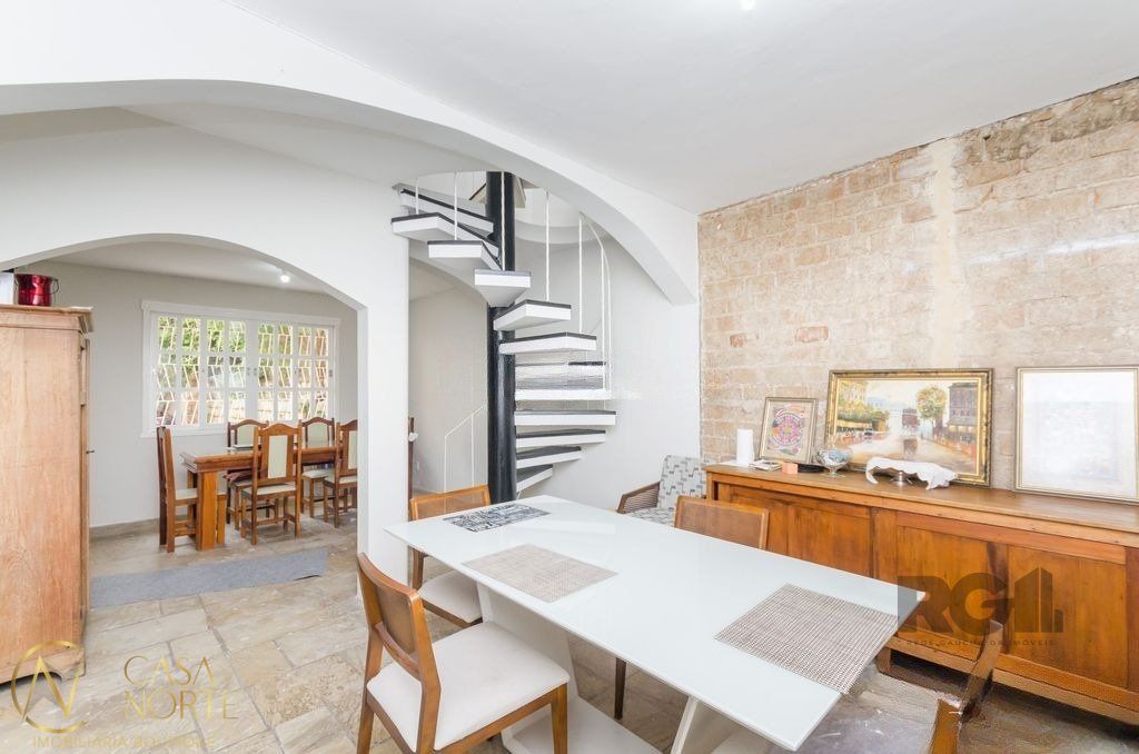 Casa à venda com 4 quartos, 224m², 4 vagas, Rua Matias José Bins no bairro Três Figueiras em Porto Alegre