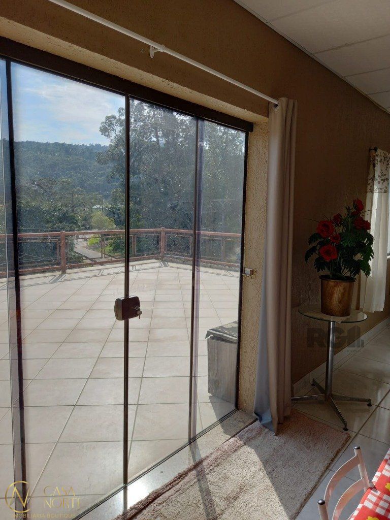 Casa à venda com 4 quartos, 360m², 2 suítes, 2 vagas, Estrada Aracaju no bairro Vila Nova em Porto Alegre