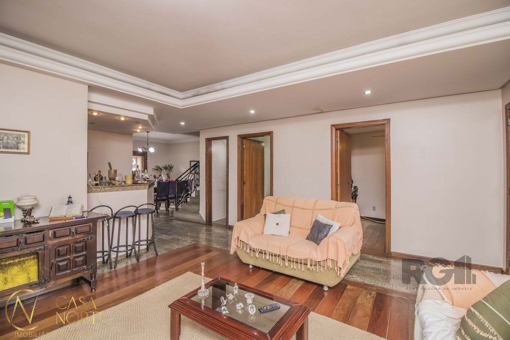 Casa à venda com 4 quartos, 329m², 1 suíte, 6 vagas, Praça Paulo de Aragao Bozano no bairro Vila Ipiranga em Porto Alegre