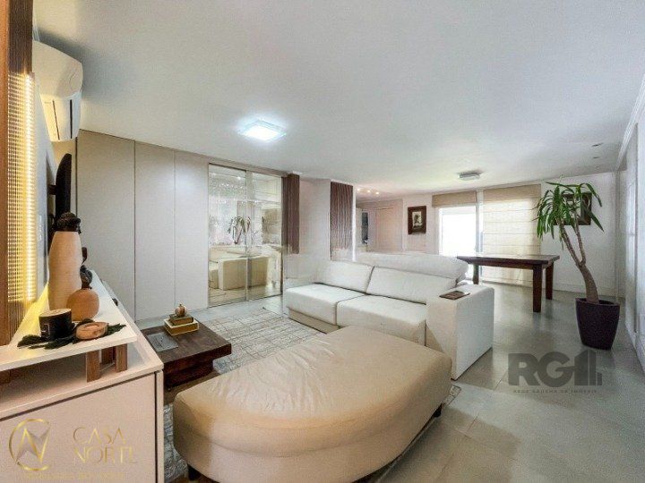 Casa de Condomínio à venda com 3 quartos, 195m², 1 suíte, 4 vagas, Rua Adriano Pereira da Silva no bairro Vila Nova em Porto Alegre