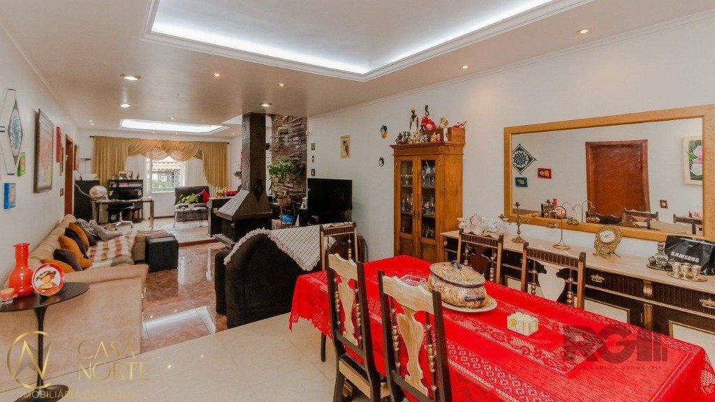 Casa à venda com 4 quartos, 394m², 2 suítes, 4 vagas, Rua Edmundo Bastian no bairro Cristo Redentor em Porto Alegre