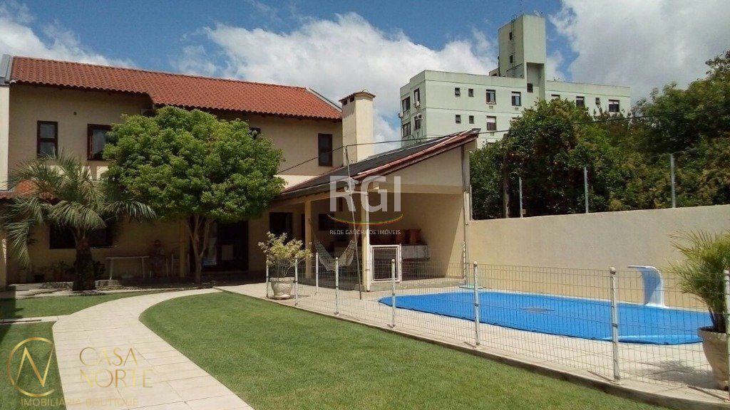 Casa à venda com 4 quartos, 300m², 2 suítes, 4 vagas, Rua Oscar Schneider no bairro Medianeira em Porto Alegre