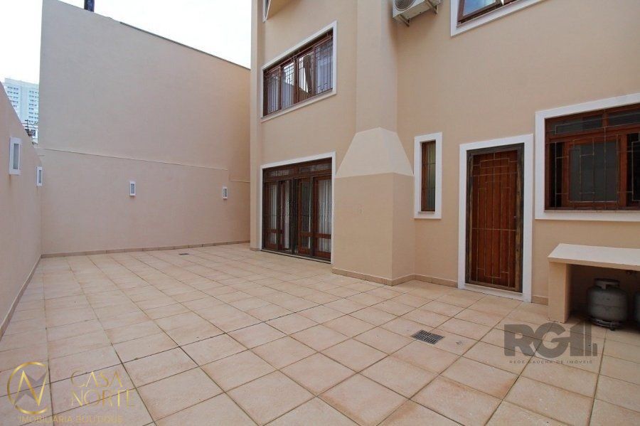 Casa à venda com 3 quartos, 465m², 5 vagas, Rua Professor Juvenal Miler no bairro Rio Branco em Porto Alegre