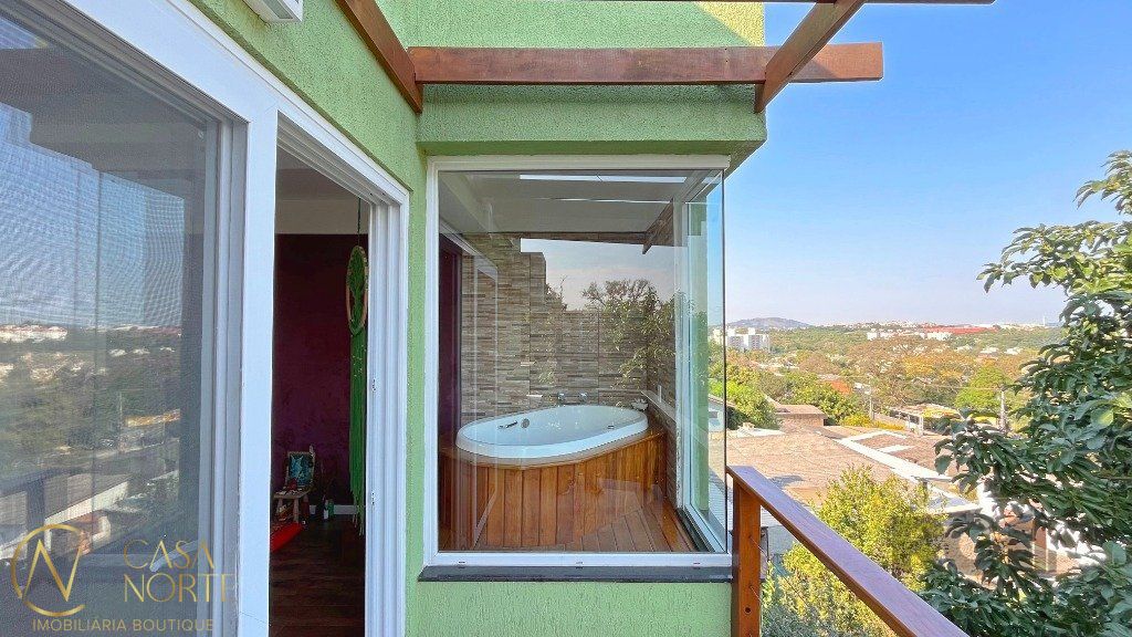 Casa à venda com 3 quartos, 299m², 1 suíte, 3 vagas, Rua Professor Aslid Gick no bairro Vila Nova em Porto Alegre