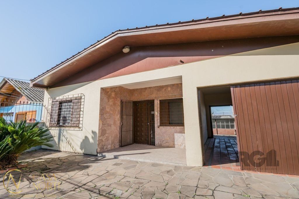 Casa à venda com 2 quartos, 159m², 3 vagas, Rua Cacilda Yaconis Becker no bairro Rubem Berta em Porto Alegre