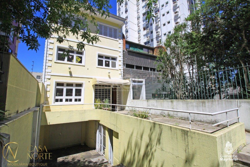 Casa à venda com 3 quartos, 258m², 1 suíte, 3 vagas, Rua Professor Alvaro Alvim no bairro Rio Branco em Porto Alegre