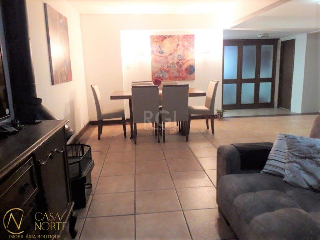 Casa de Condomínio à venda com 5 quartos, 220m², 2 suítes, 2 vagas, Rua Dea Coufal no bairro Ipanema em Porto Alegre