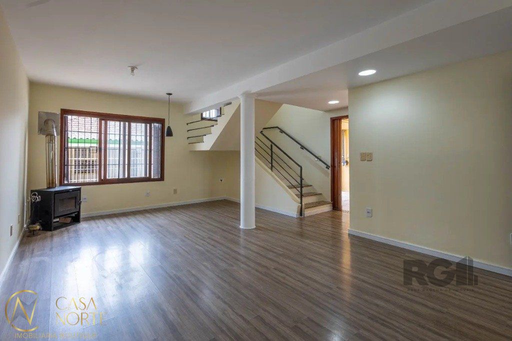 Casa à venda com 5 quartos, 265m², 1 suíte, 3 vagas, Rua Professor Antônio Peyrouton Louzada no bairro Jardim Carvalho em Porto Alegre