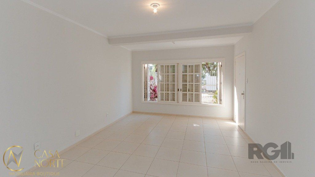 Casa à venda com 4 quartos, 235m², 1 suíte, 4 vagas, Rua Aldrovando Leão no bairro Vila Jardim em Porto Alegre