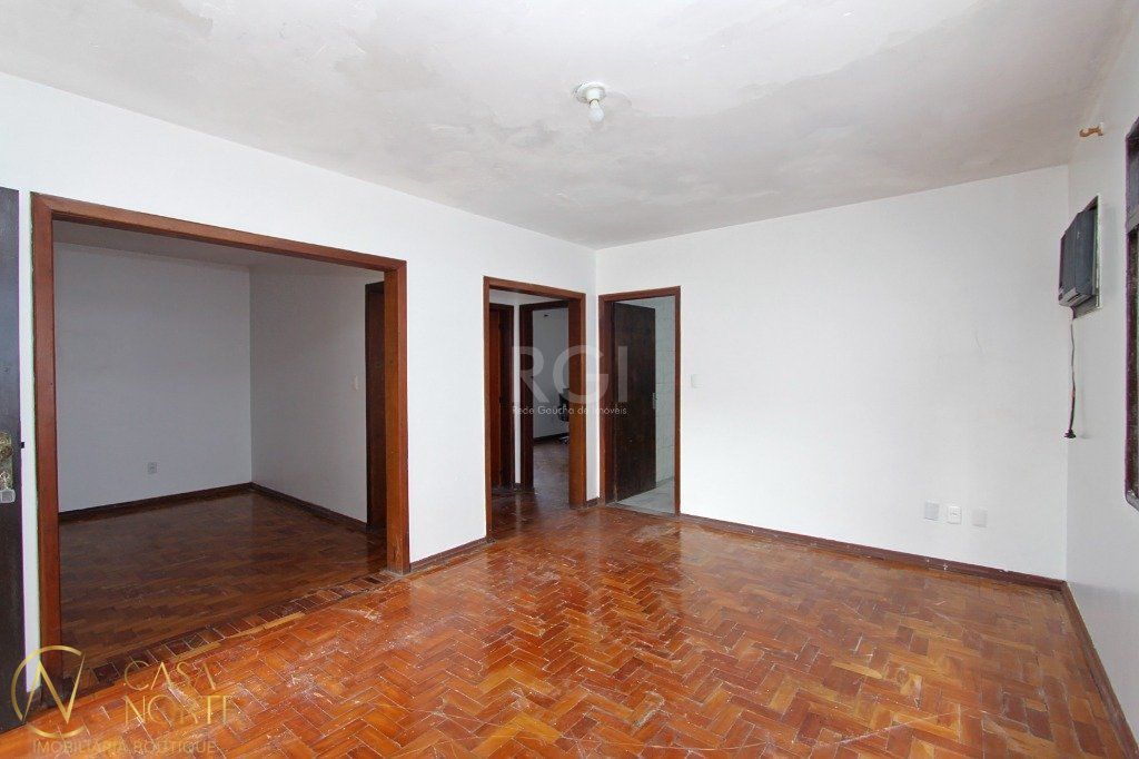Casa à venda com 4 quartos, 240m², 6 vagas, Rua Santa Flora no bairro Nonoai em Porto Alegre