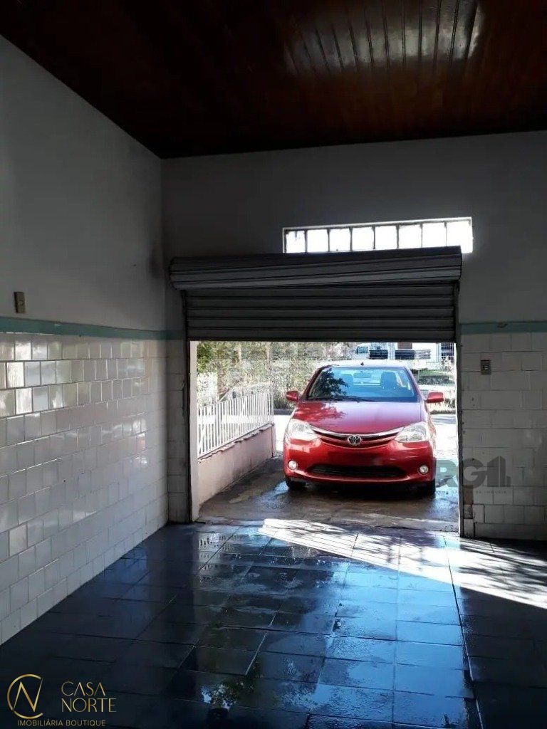 Casa à venda com 5 quartos, 268m², 3 vagas, Rua Sezefredo Ignácio de Oliveira no bairro Passo das Pedras em Porto Alegre