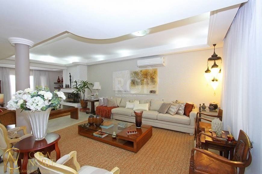 Casa à venda com 4 quartos, 700m², 4 suítes, 6 vagas, Rua Conde da Figueira no bairro Vila Jardim em Porto Alegre