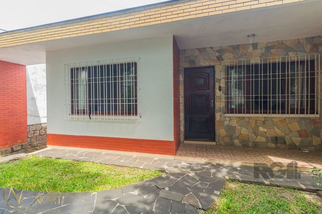 Casa à venda com 3 quartos, 106m², 4 vagas, Rua Cidade de Uberlândia no bairro Jardim Europa em Porto Alegre