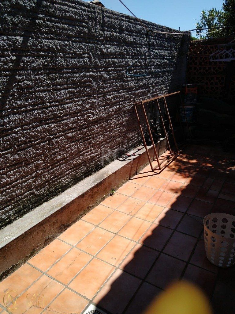 Casa à venda com 5 quartos, 76m², 3 vagas, Rua Caldre e Fiao no bairro Santo Antônio em Porto Alegre