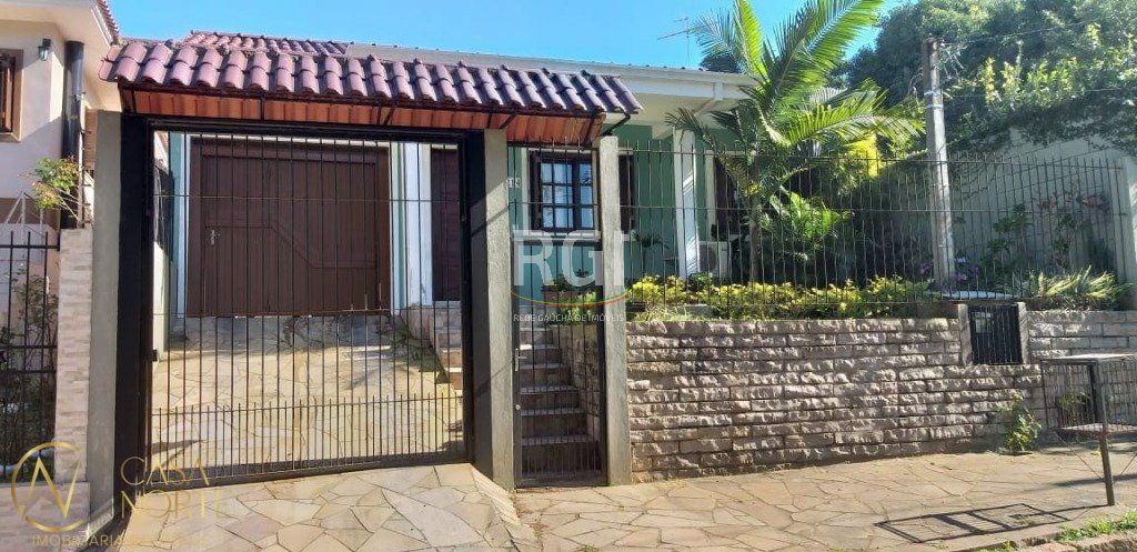 Casa à venda com 2 quartos, 214m², 4 vagas, Rua Theonila Carvalho da Motta no bairro Parque Santa Fé em Porto Alegre