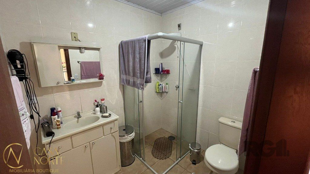 Casa à venda com 2 quartos, 87m², 2 vagas, Rua Tenente Isolino Segobia no bairro Vila Nova em Porto Alegre