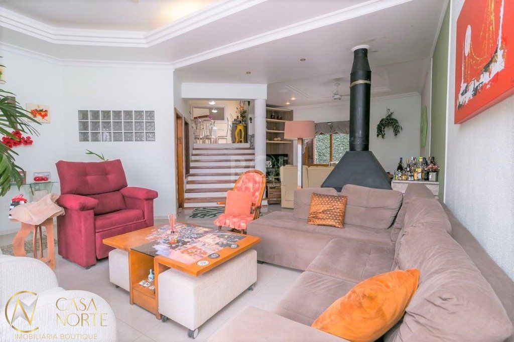 Casa à venda com 3 quartos, 279m², 1 suíte, 4 vagas, Rua Pedro Carneiro Pereira no bairro Teresópolis em Porto Alegre