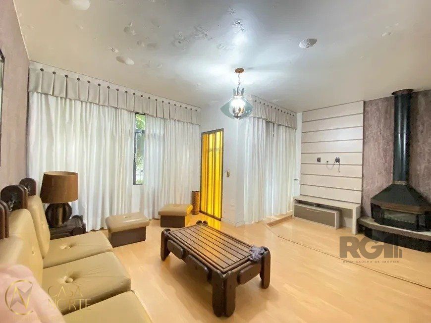Casa à venda com 2 quartos, 127m², 2 vagas, Rua Francisco Pinto da Fontoura no bairro Sarandi em Porto Alegre