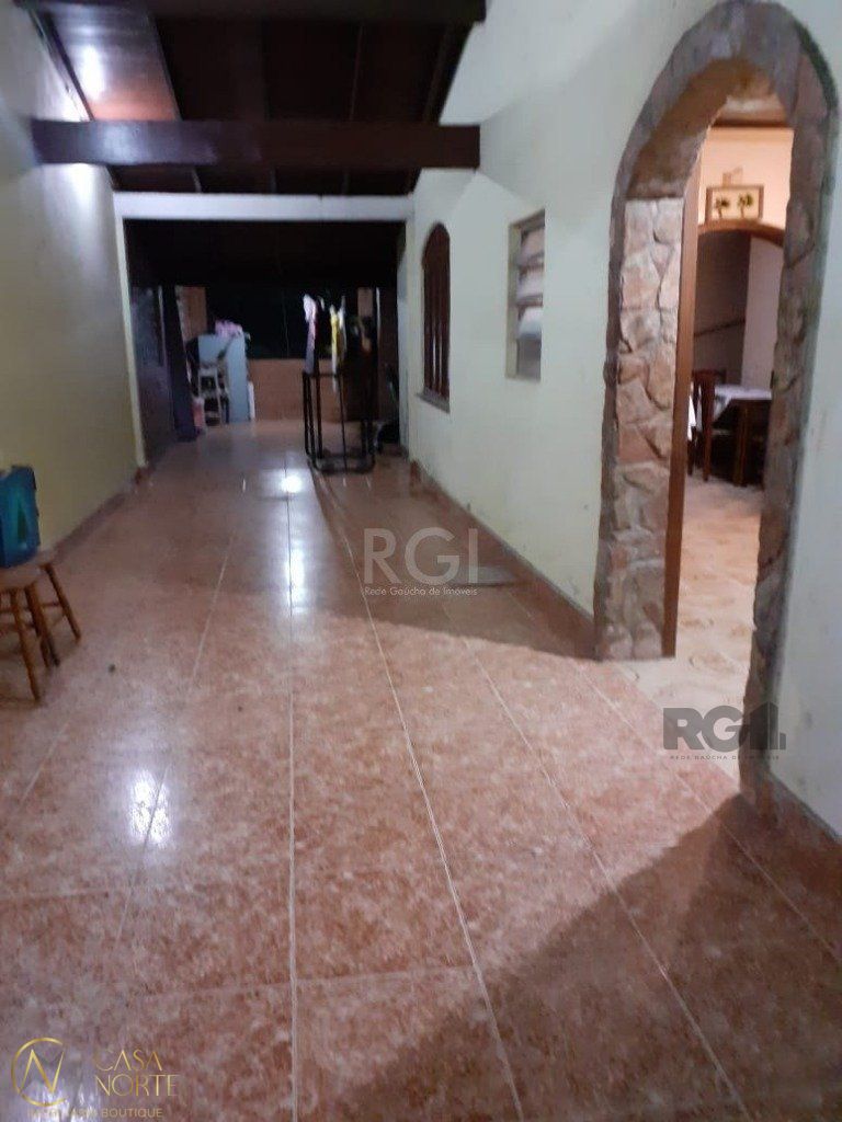 Casa à venda com 3 quartos, 205m², 1 suíte, 5 vagas, Avenida Teresina no bairro Medianeira em Porto Alegre