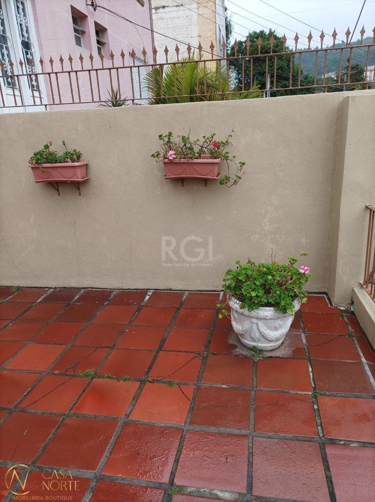 Casa à venda com 3 quartos, 190m², 1 vaga, Rua Silverio Souto no bairro Teresópolis em Porto Alegre