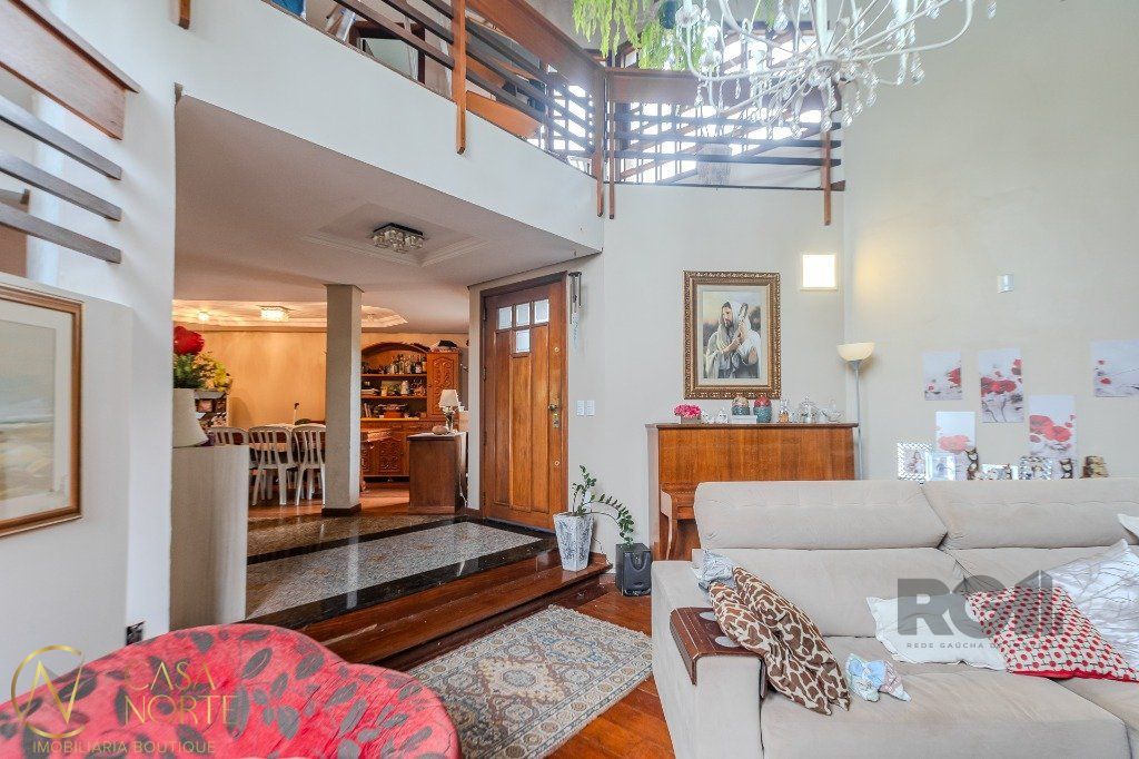 Casa à venda com 4 quartos, 400m², 1 suíte, 4 vagas, Praça Doutor Baltazar de Bem no bairro Vila Jardim em Porto Alegre