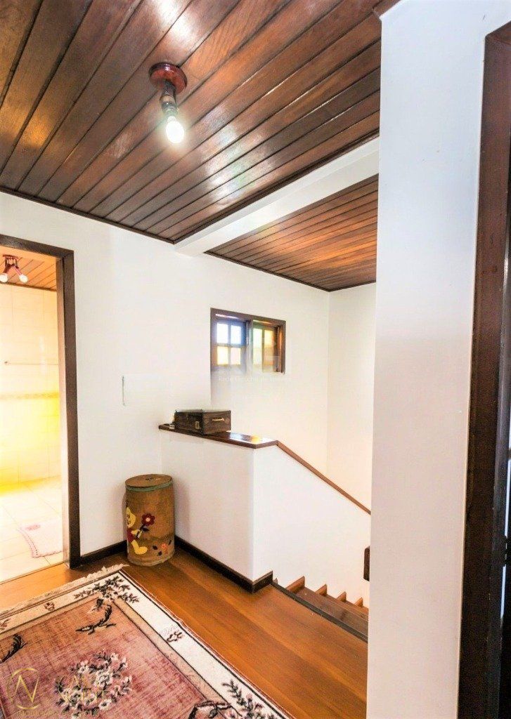 Casa à venda com 4 quartos, 326m², 1 suíte, 2 vagas, Rua Jenor Cardoso Jarros no bairro Jardim Sabará em Porto Alegre