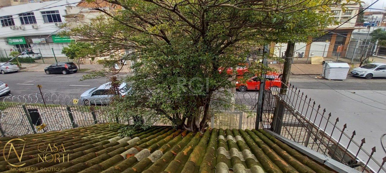 Sobrado à venda com 4 quartos, 110m², 1 suíte, 2 vagas, Rua Santo Antônio no bairro Floresta em Porto Alegre